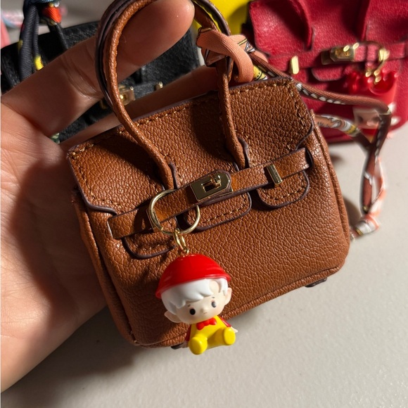 Black Mini Handbag with Pop Mart mini figure - Picture 3 of 6